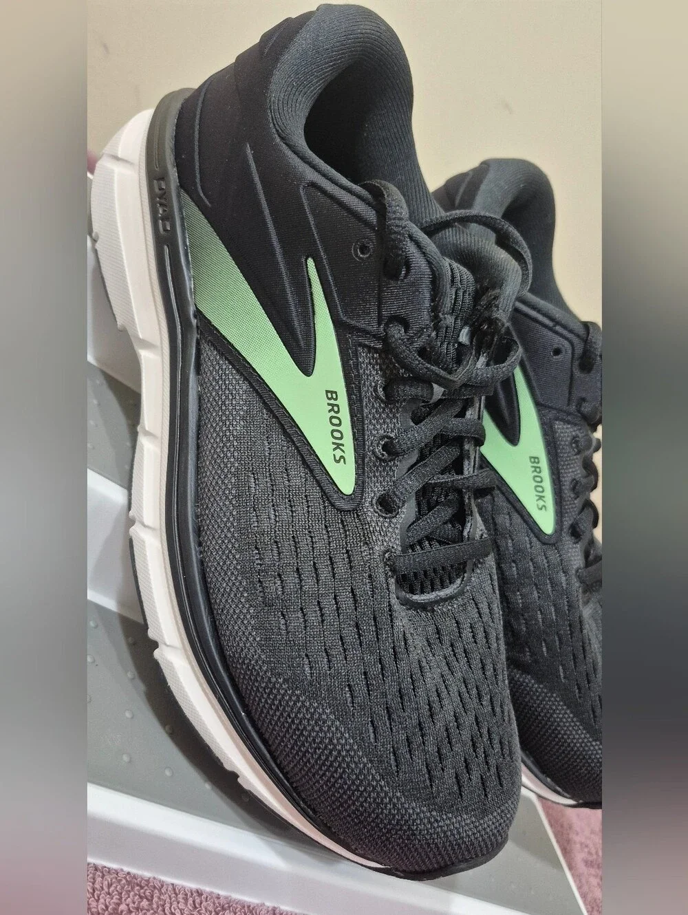Brooks Dyad 11 Womens Size 8 Extra Wide 2E Black Ebony Green 1203122E082